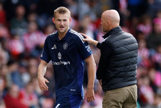 Soccer Football - Premier League - Southampton v Manchester United - St Mary's Stadium, Southampton, Britain - September 14, 2024 Manchester United's Matthijs de Ligt with manager Erik ten Hag after being substituted Action Images via Reuters/John Sibley EDITORIAL USE ONLY. NO USE WITH UNAUTHORIZED AUDIO, VIDEO, DATA, FIXTURE LISTS, CLUB/LEAGUE LOGOS OR 'LIVE' SERVICES. ONLINE IN-MATCH USE LIMITED TO 120 IMAGES, NO VIDEO EMULATION. NO USE IN BETTING, GAMES OR SINGLE CLUB/LEAGUE/PLAYER PUBLICATIONS. PLEASE CONTACT YOUR ACCOUNT REPRESENTATIVE FOR FURTHER DETAILS..