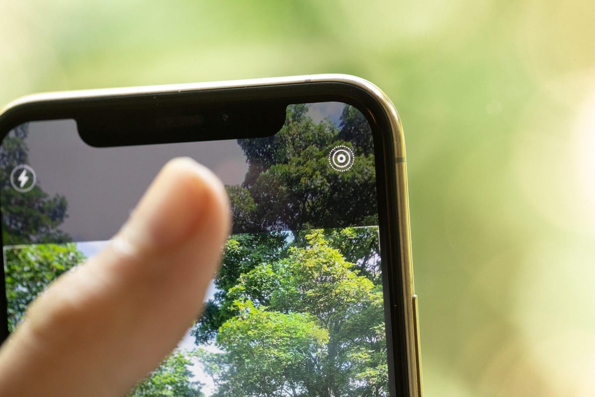 An image showing the Live Photos button on the iPhone 11's camera screen