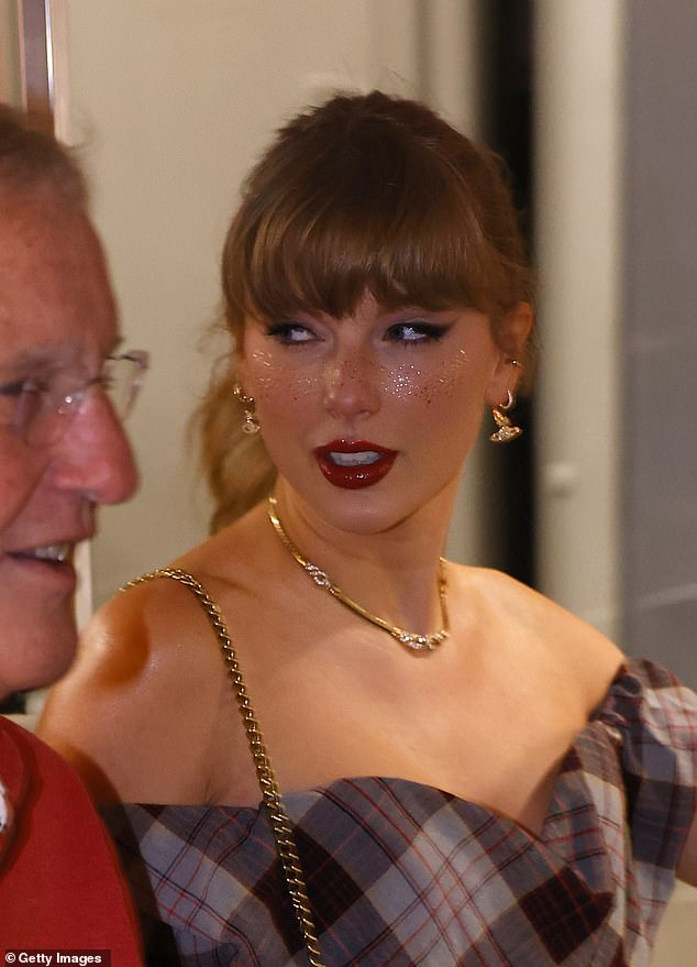 The Bad Blood hitmaker's bejeweled look also included a number of gold accessories