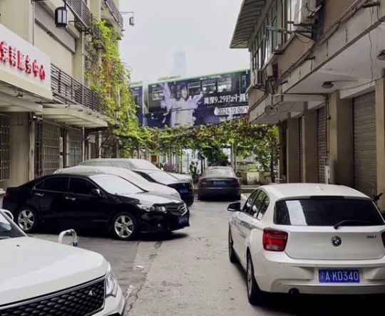 A picture of a street in Chongqing, China.