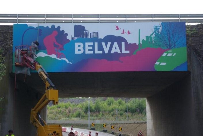 Habillage du pont menant au site de Belval.