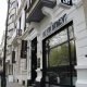 façade du restaurant avec la vitrine et les enseignes