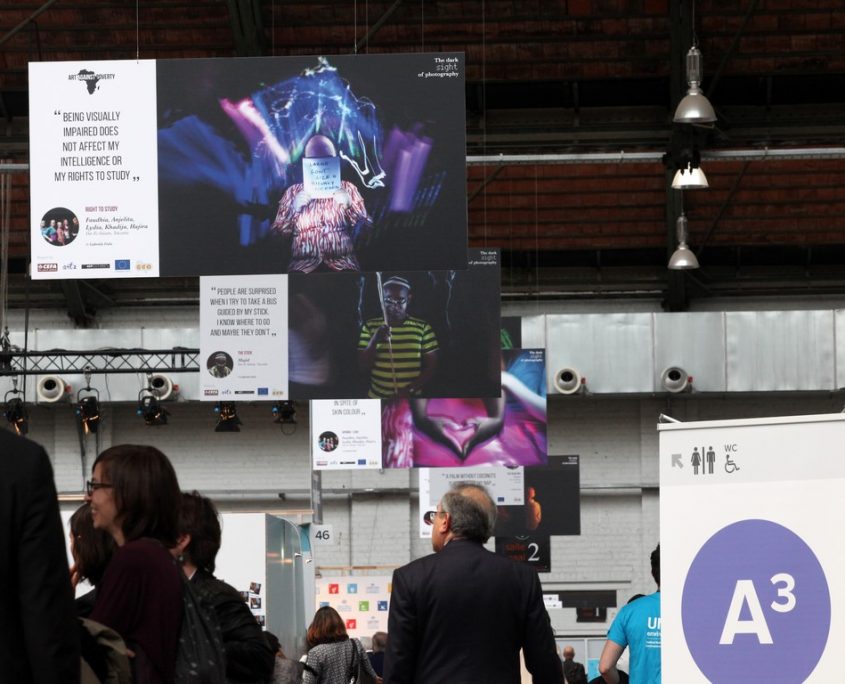 expo suspendue & tryptique "wayfinding" avec plan de l'événement