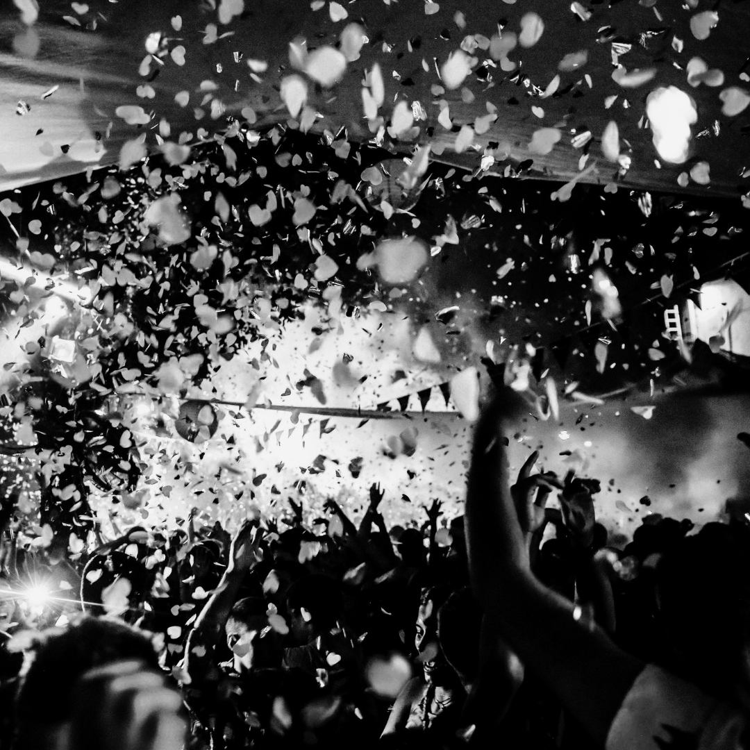 Fiesta en una discoteca cayendo serpentina del techo