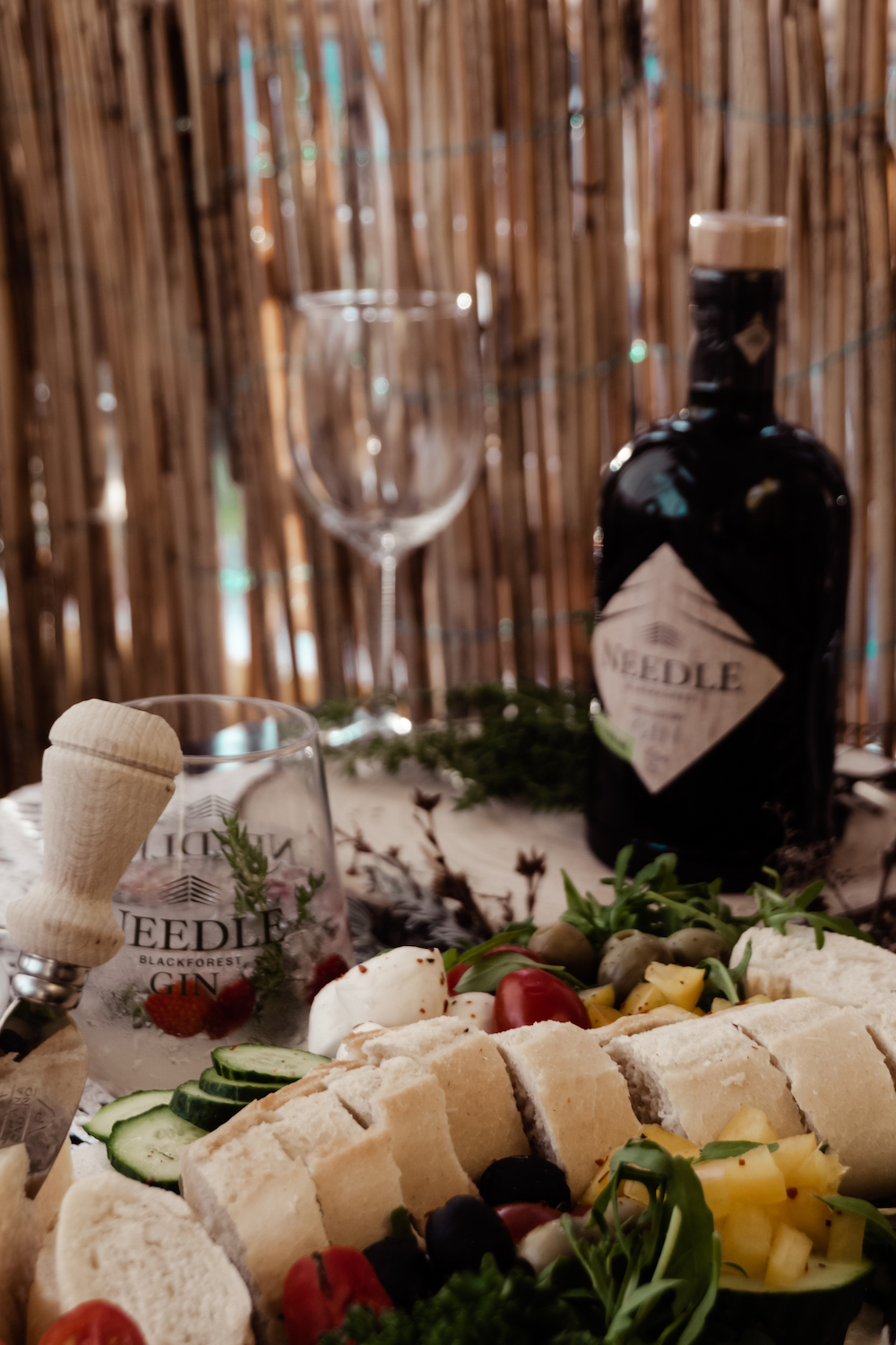 GRAZING TABLE MIT NEEDLE GIN