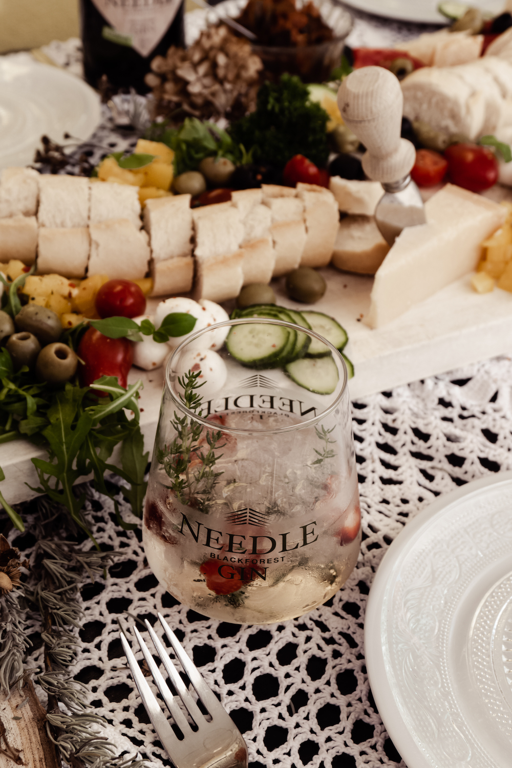 GRAZING TABLE MIT NEEDLE GIN