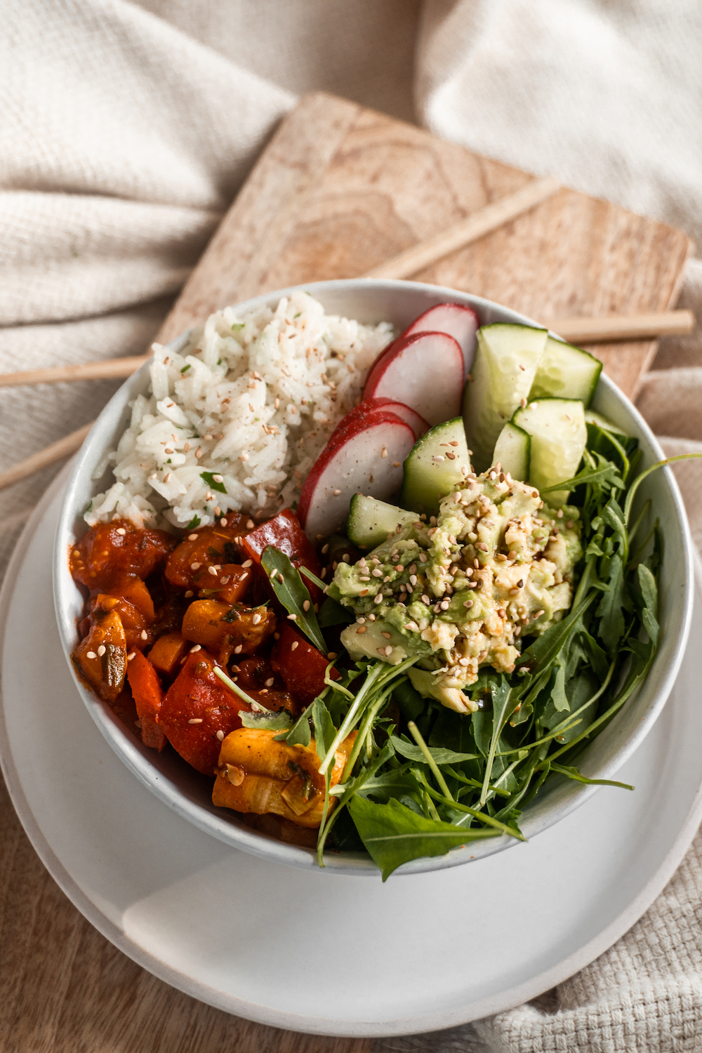 Summer Buddha Bowl mit Reis und Rucola