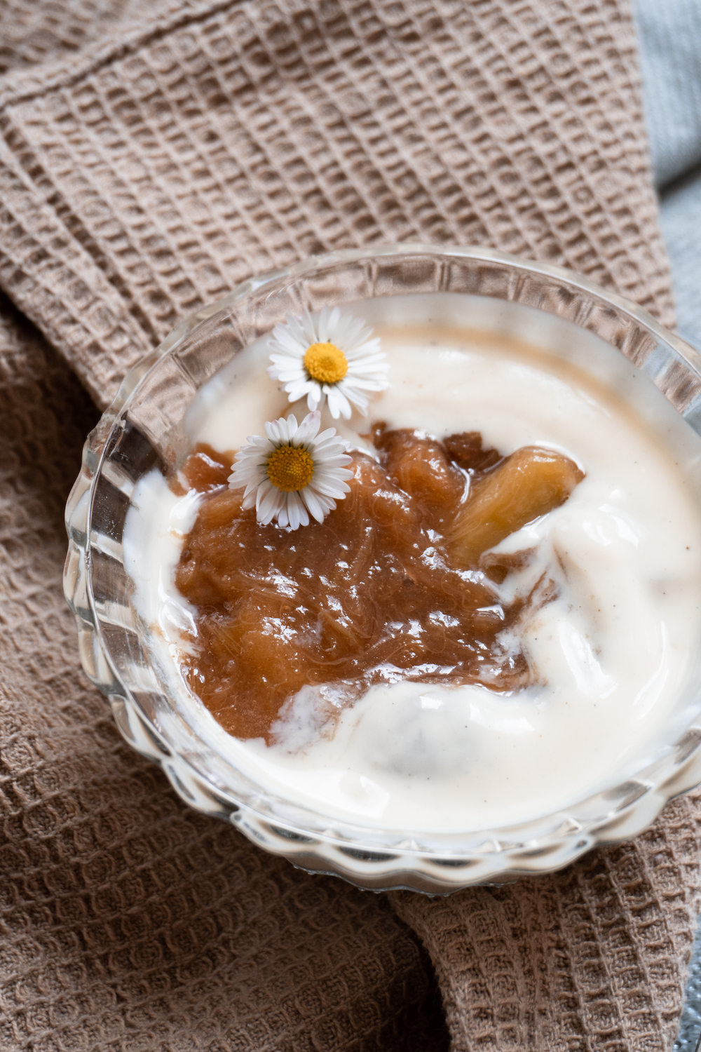 Veganes Rhabarberkompott mit Vanillejoghurt