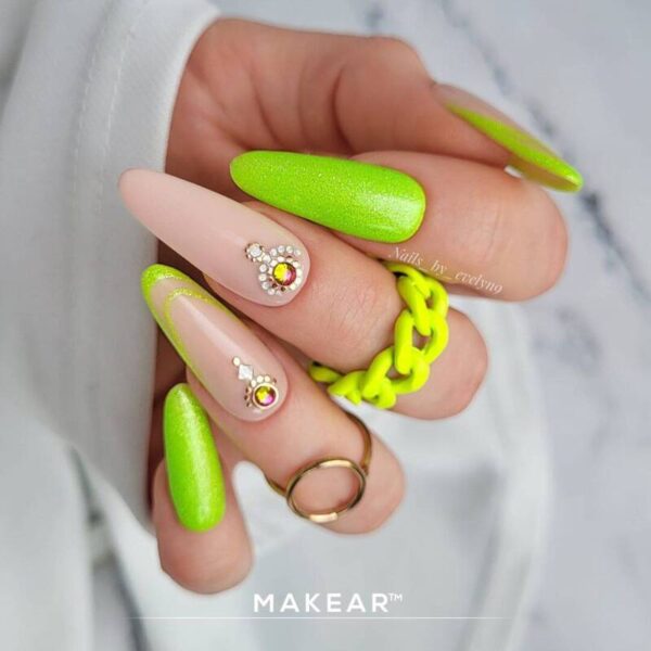 Makear Glitter Neon 01 on nails