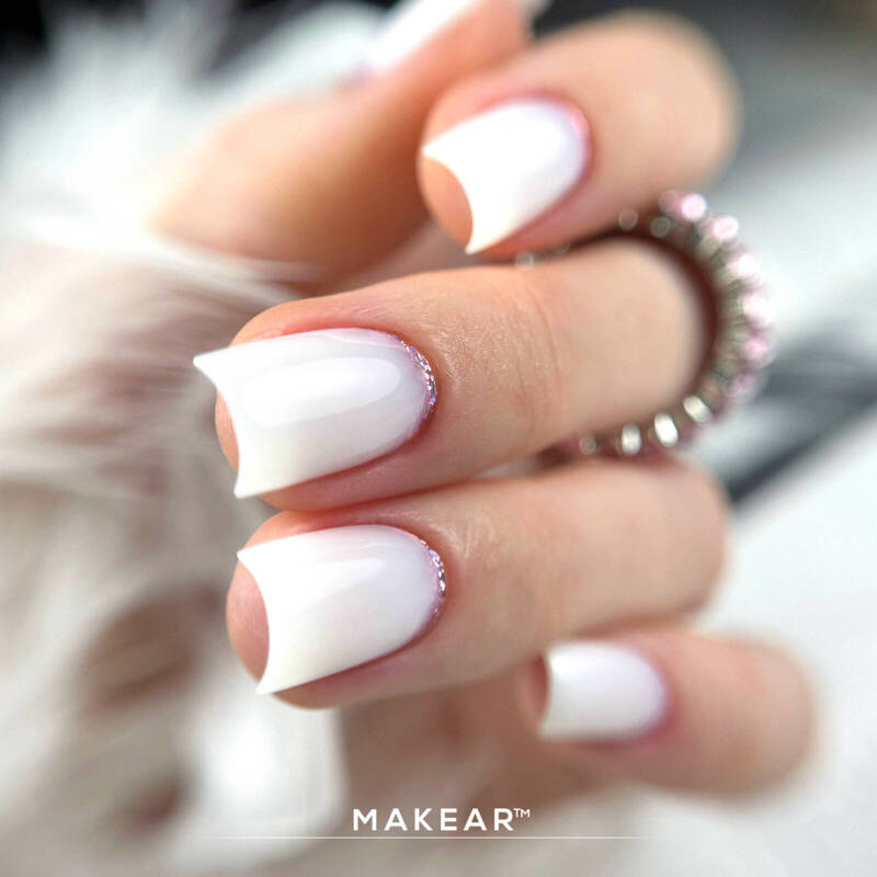 Makear Gel & Go Marshmallow on nails