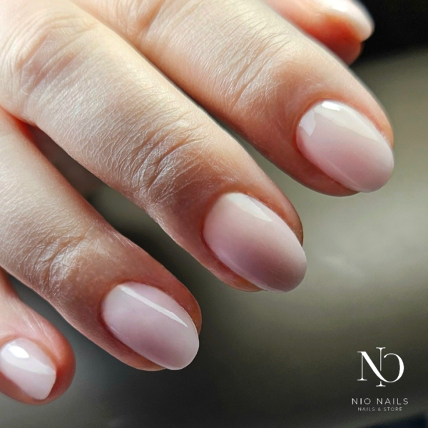 Makear Gelacryl Milky Pink on nails