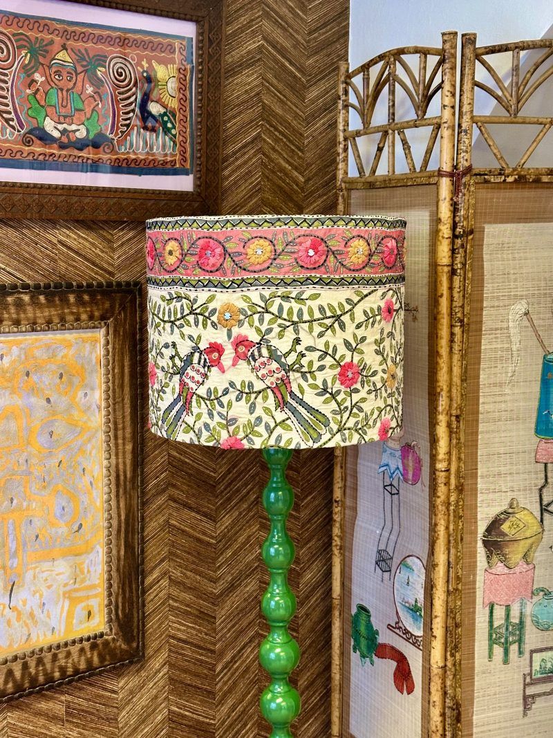 Stander lampe i drejet træ - grøn - med blomstret skærm - Image 2