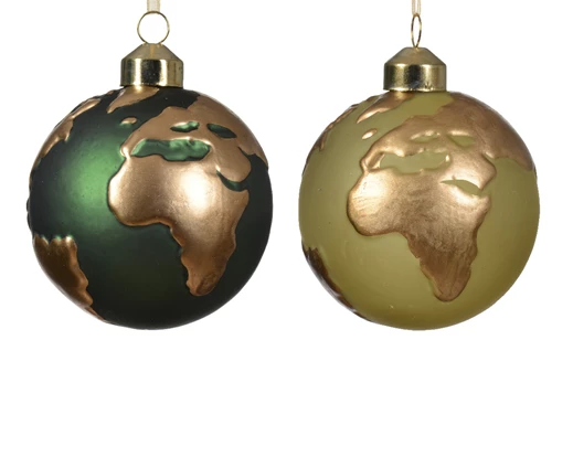 2 julekugler, en grøn og en mat gul/guld. Begge har guldprint med kontinenterne.