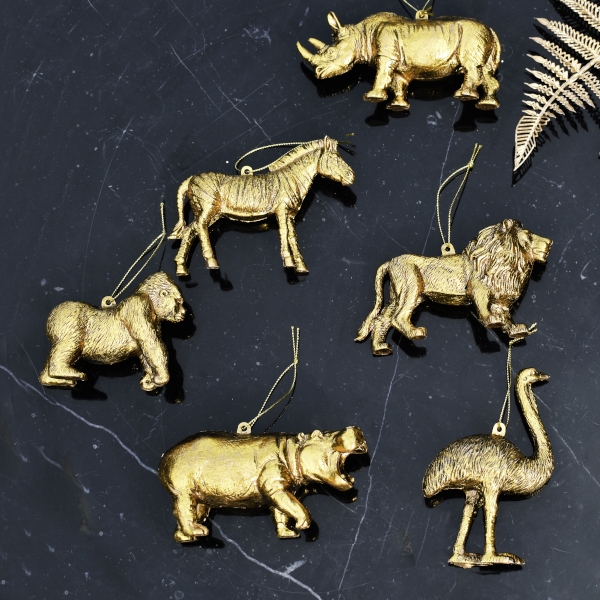 Guldfarvet juleornamenter, formet som forskellige vilde dyr. På billedet ses en gorilla, struds, løve, zebra, flodhest og et næsehorn.