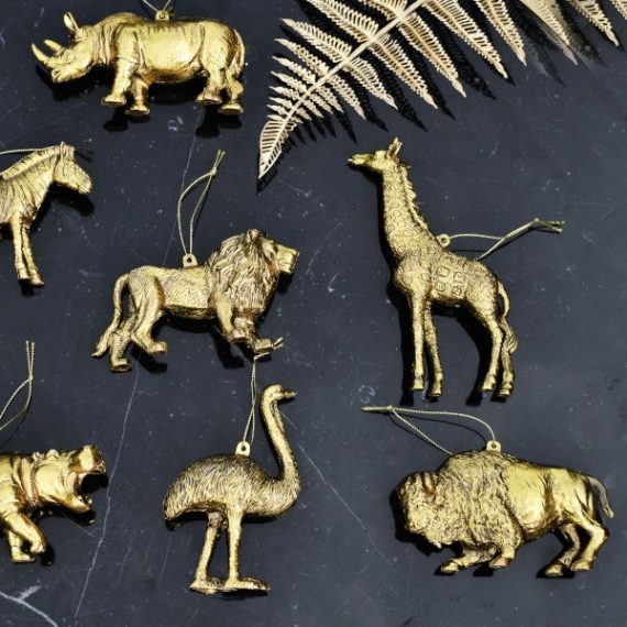 Guldfarvet juleornamenter, formet som forskellige vilde dyr. På billedet ses en struds, okse, giraf, og et næsehorn.