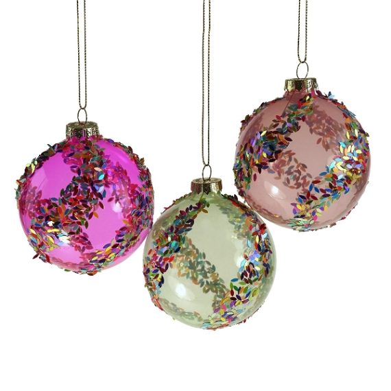 3 transparente julekugler i farverne pink, rosa og grøn med glitrende pailletter, der snor sig ned langs kuglen. Pailletterne har forskellige farver.
