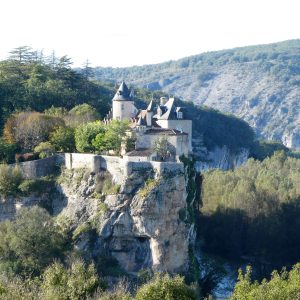 uitzicht op vallei met kasteel in Occitanië