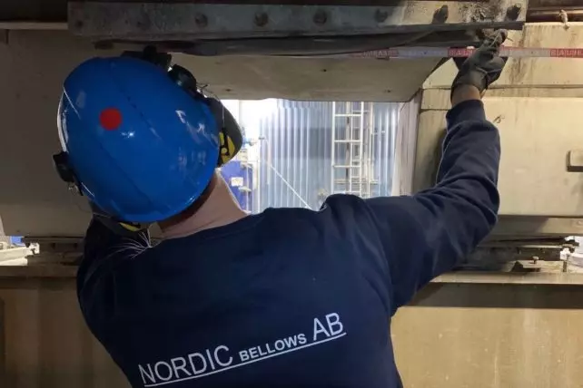 Servicetekniker från Nordic Bellows inspekterar monterad spjällventil