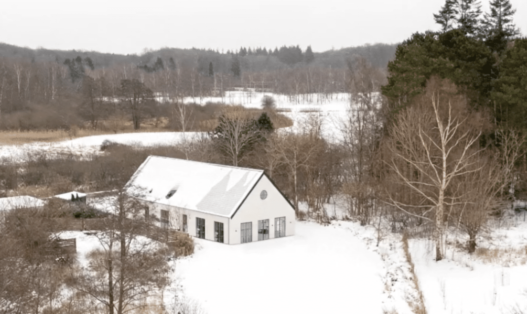 Lakeshore Barn House i Nordsjælland åbner sig mod naturen