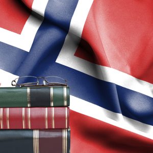 Bilde av bøker med norsk flagg i bakgrunnen