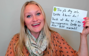 Karense Foslien fra sin egen Youtube-video, som holder et papirark med tips for å lære norsk