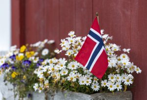 Blomster og norsk flagg