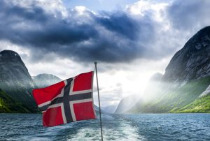 Norsk flagg som vaier i vinden på en båt