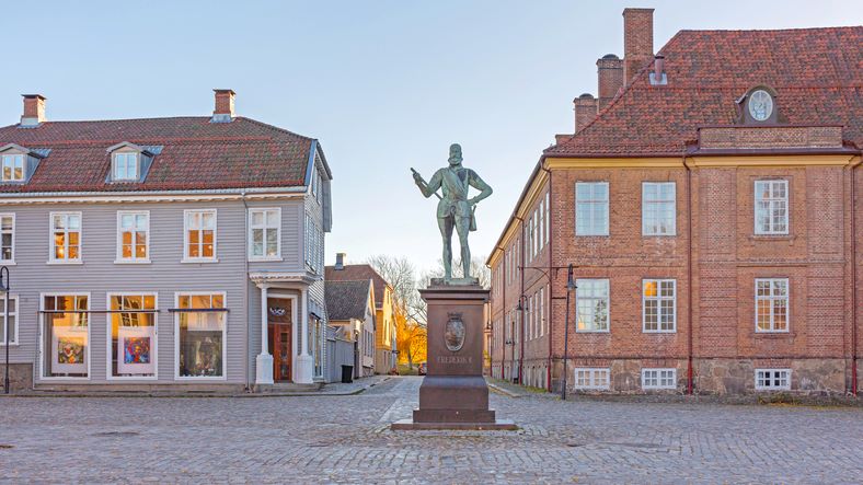 Fredrikstad med statue