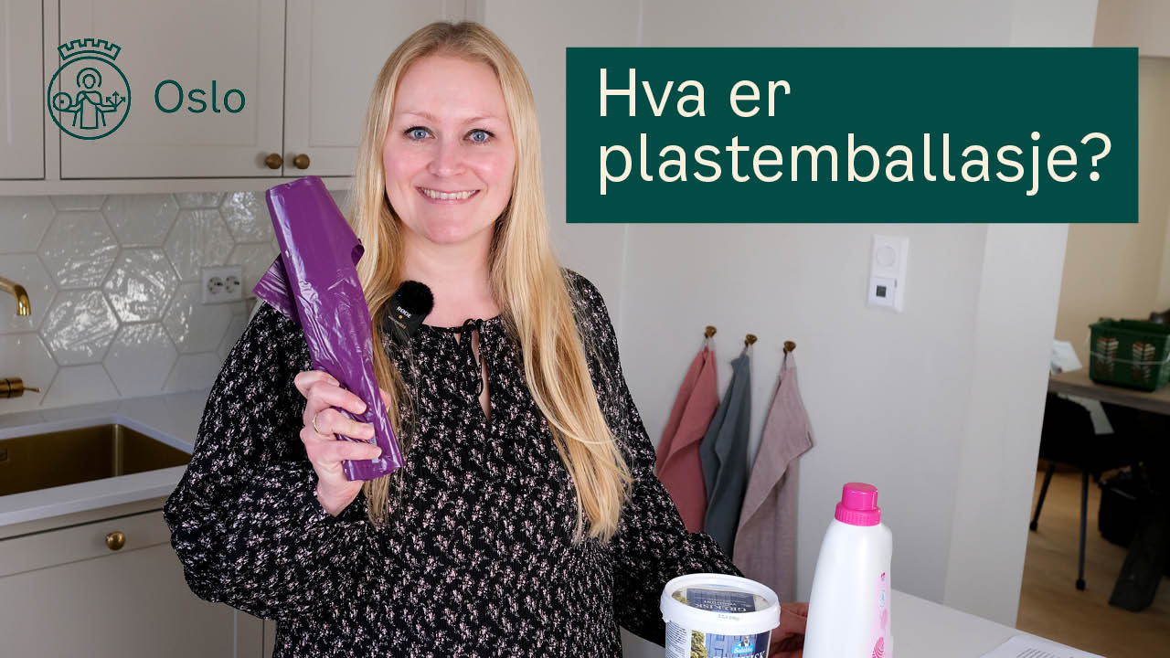 Karense som holder lilla plastposer