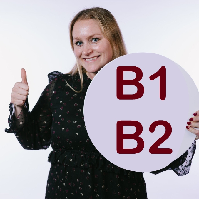 Dame holder opp sirkel hvor det står B1 og B2