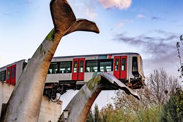 етро, которое проезжало через блокпост и приземлилось на статую кита