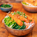 TEMPURA BOWL Tempura servi dans un bol de riz avec avocat, concombre, crabe, edamame, chou chinois et sauce unagi Nuba Brussels sharing food restaurant
