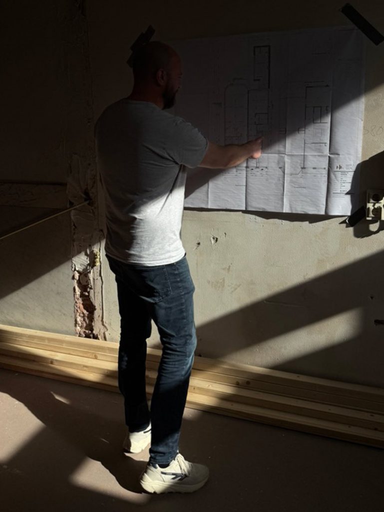 architect op de bouwplaats in Den Haag