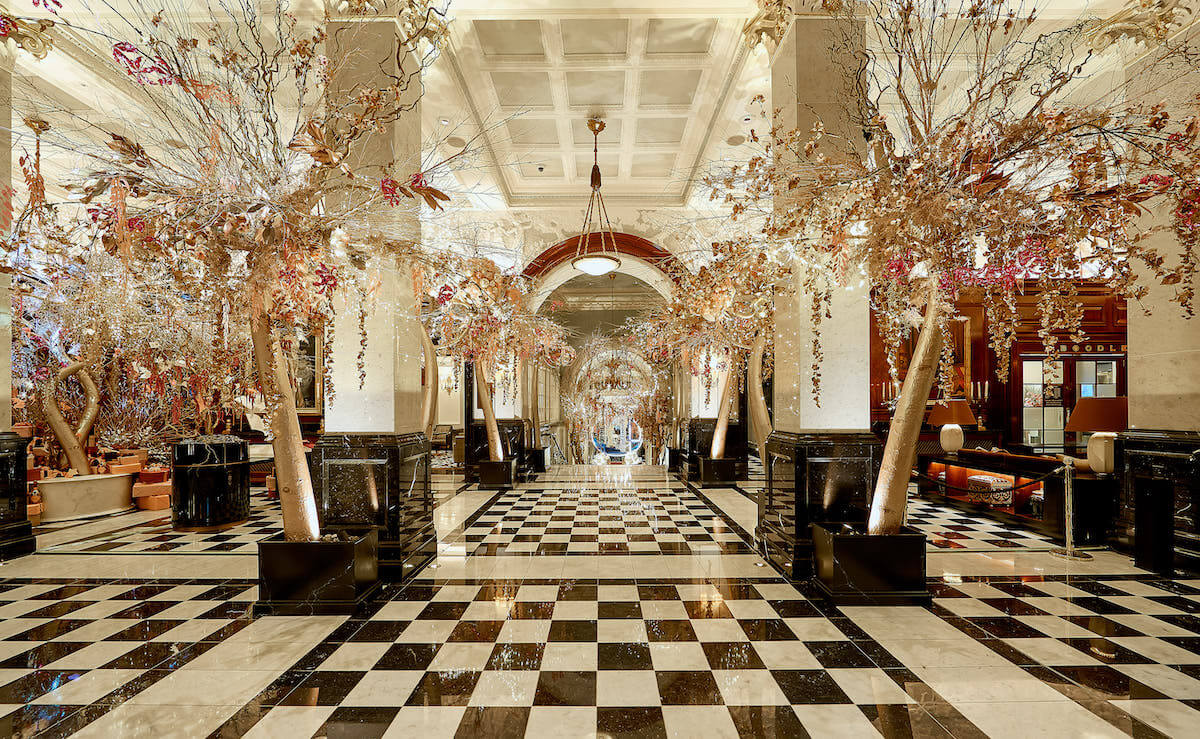 The Savoy London presenterar en förtrollande champagneskog i sin berömda Art Deco-hall
