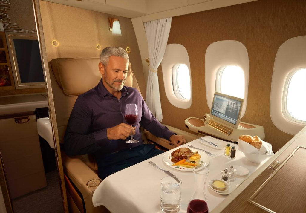 Emirates viner ombord på flygplanet