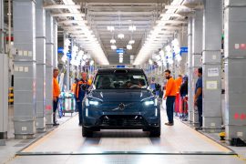 Volvo Cars startar produktion av den helt eldrivna SUV:en EX90