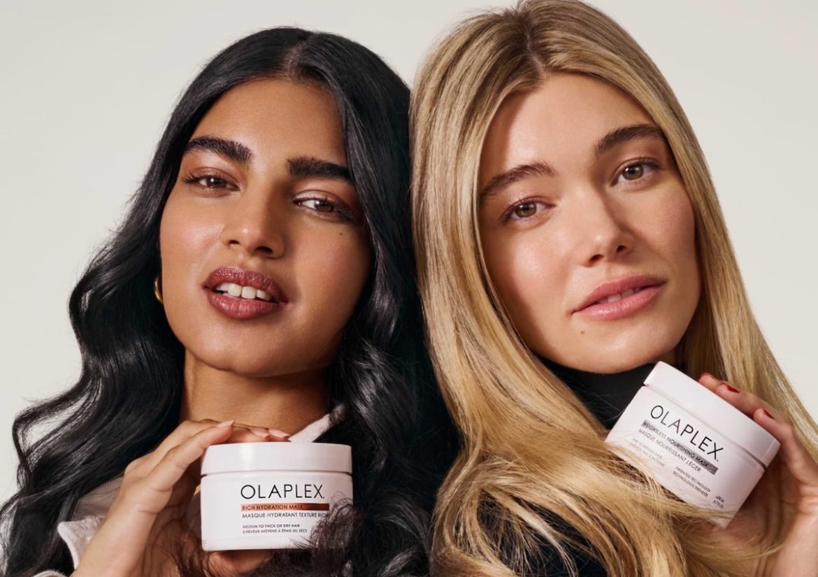 OLAPLEX nya hårmasker. Två kvinnor, en mörk och en ljus håller i hårmaskerna och visar upp dem.