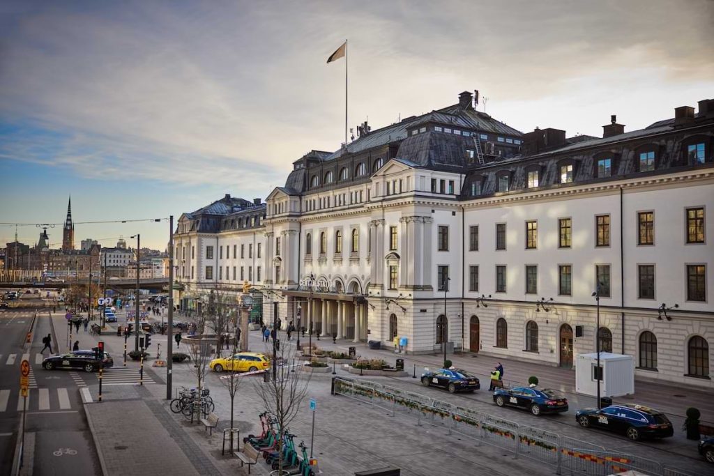 Stockholm Centralstation från avstånd snett uppifrån