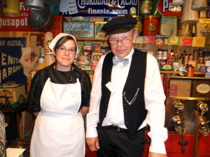 Lina och Ronny Molin, eller för kvällen Greta och Gustaf F Söderberg, arbetar i handelsboden.