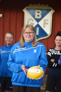 Ann-Louise Ahonen fick mottaga en tårta "För att hon är värd det".
