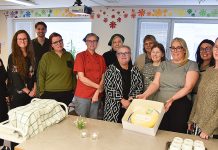 Tårta till Montessoriskolans personal, som gör allt för att alla ska trivas