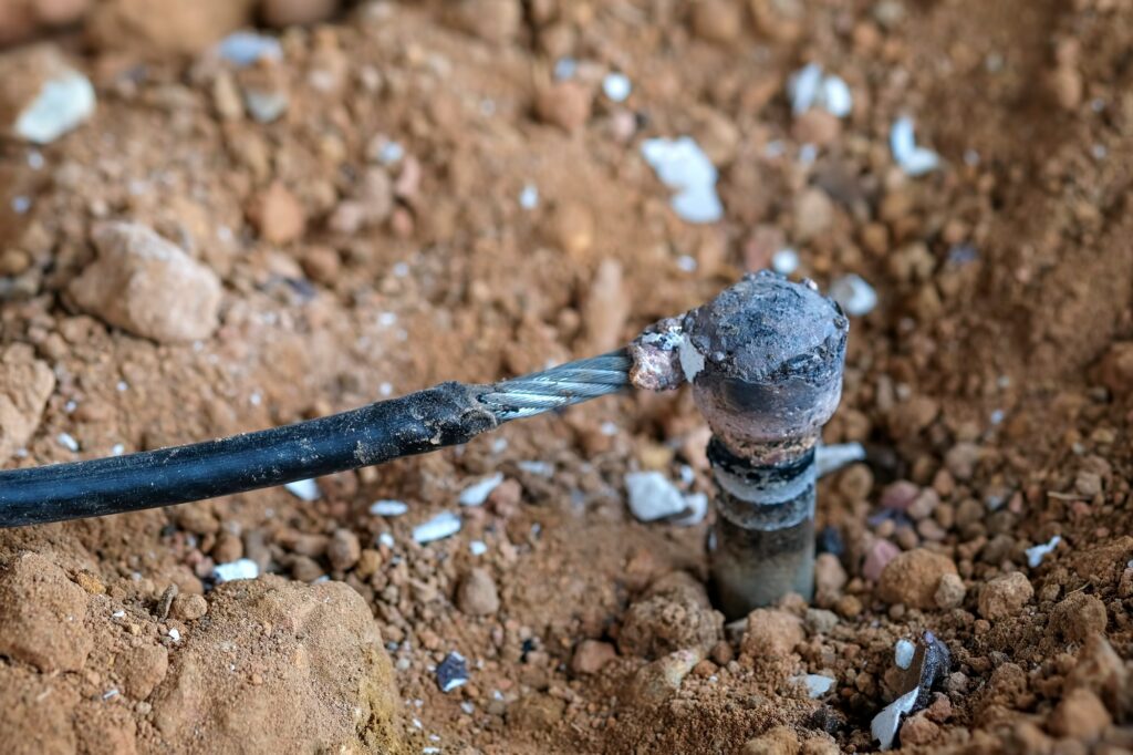 Uanset om du har gravet ind i et kabel eller er ramt af rotter så kan vi hjælpe med fejlfinding og reparation af ødelagt elkabel i marken/jorden!
