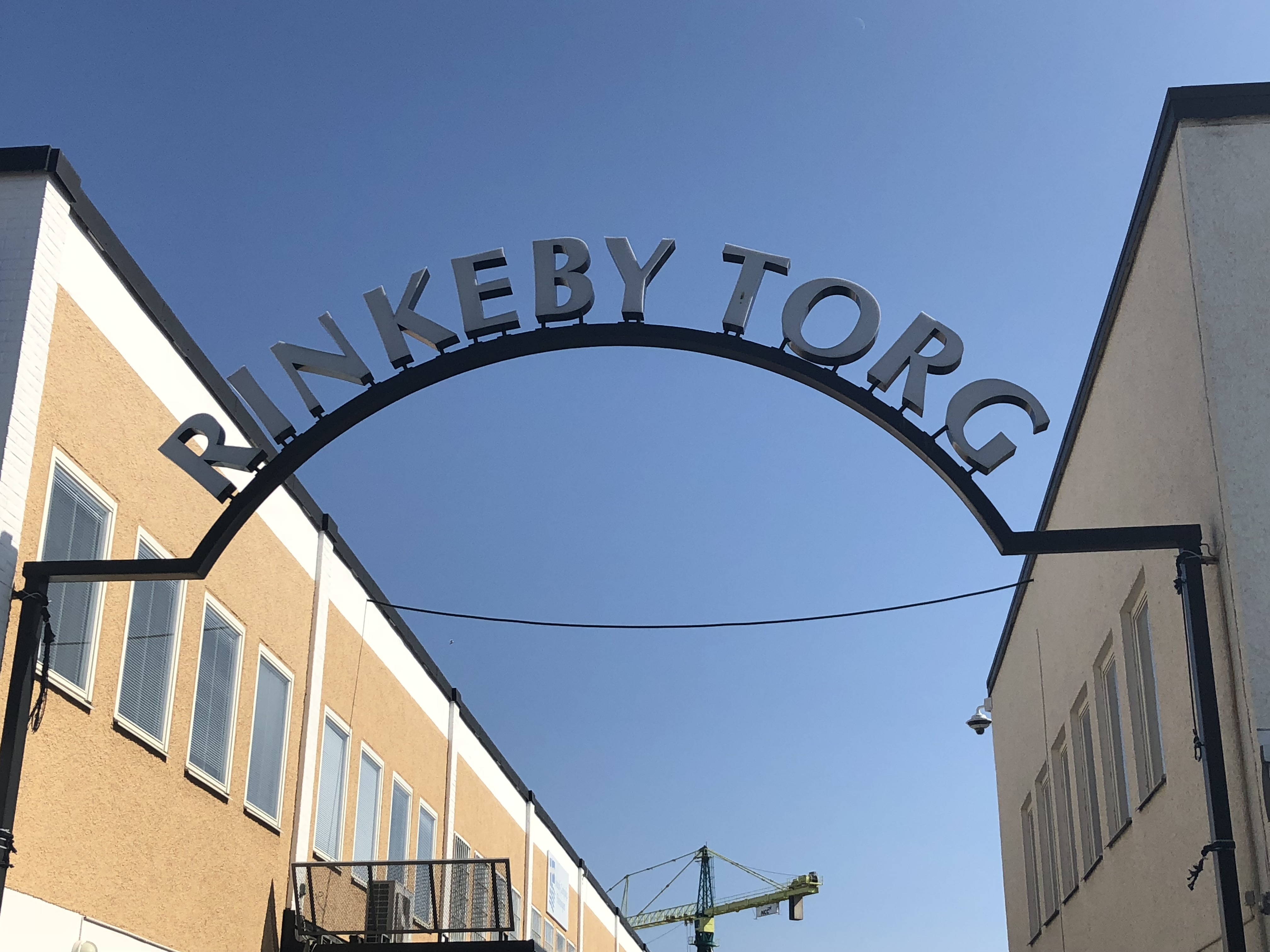 Skylt där det står Rinkeby torg