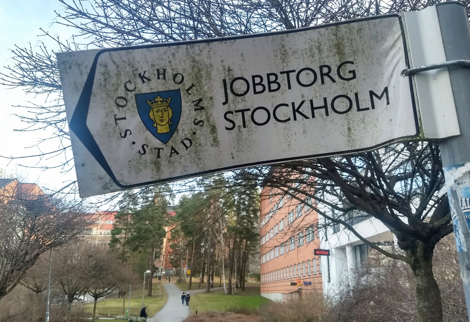 smutsig skylt med texten "jobbtorg stockholm"