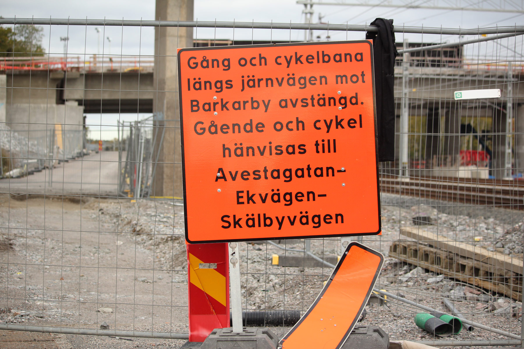 Skylt som informerar om att cykelvägen är avstängd