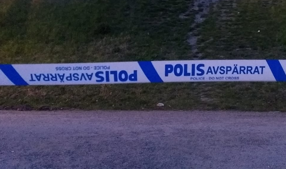 avspärrningsband med texten "polis""