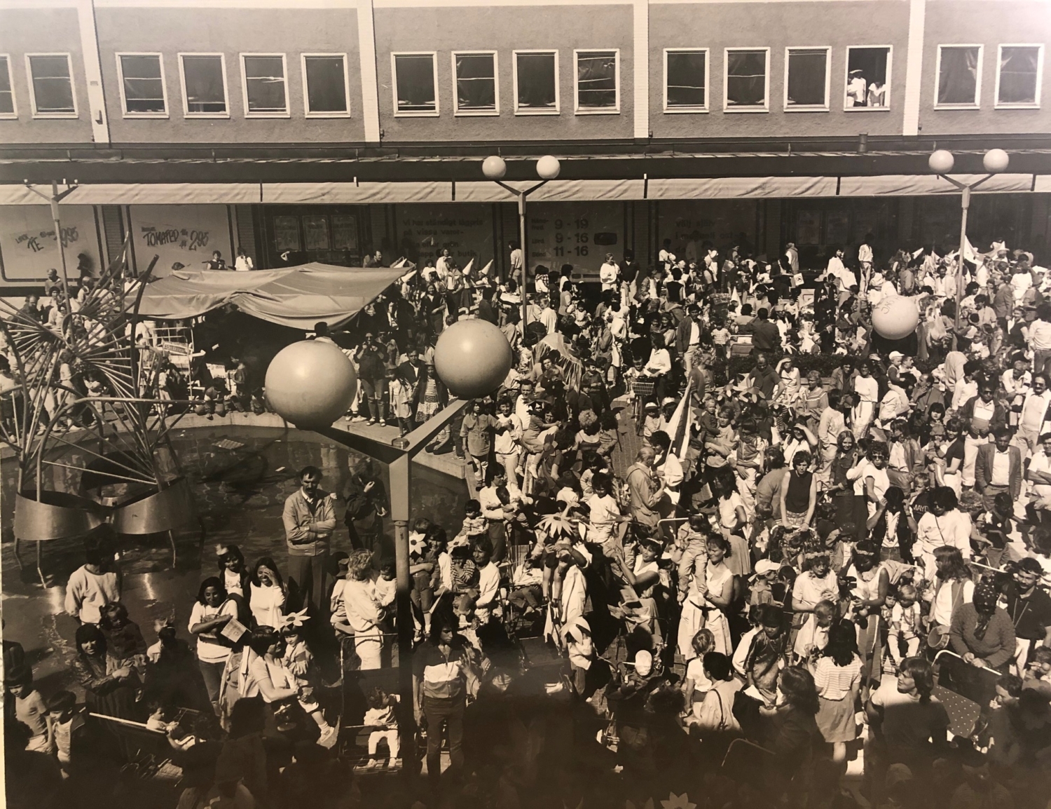 Bild från Rinkebyfestivalen, tusentals människor på Rinkeby torg.