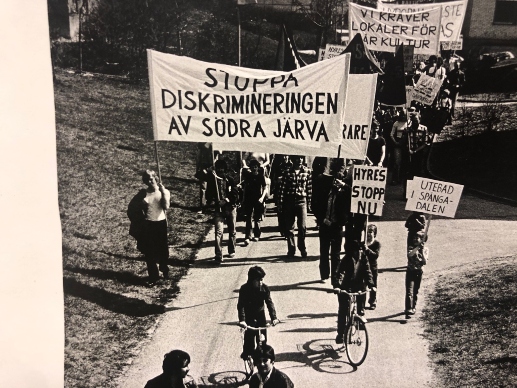 Demonstrationståg i Rinkeby. På banderollen står Stoppa diskrimineringen av södra Järva.