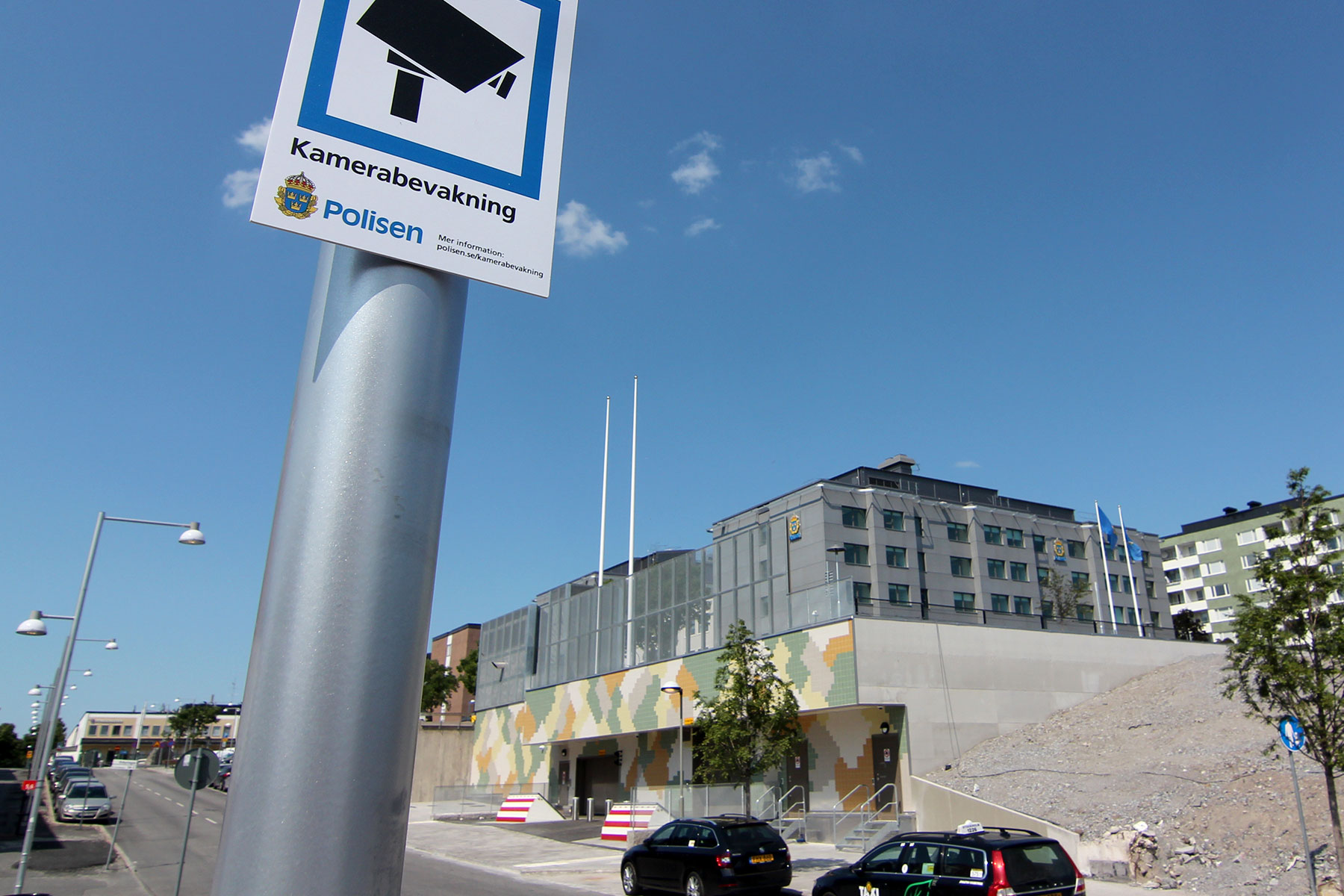 Skylt om kameraövervakning utanför Rinkeby polishus