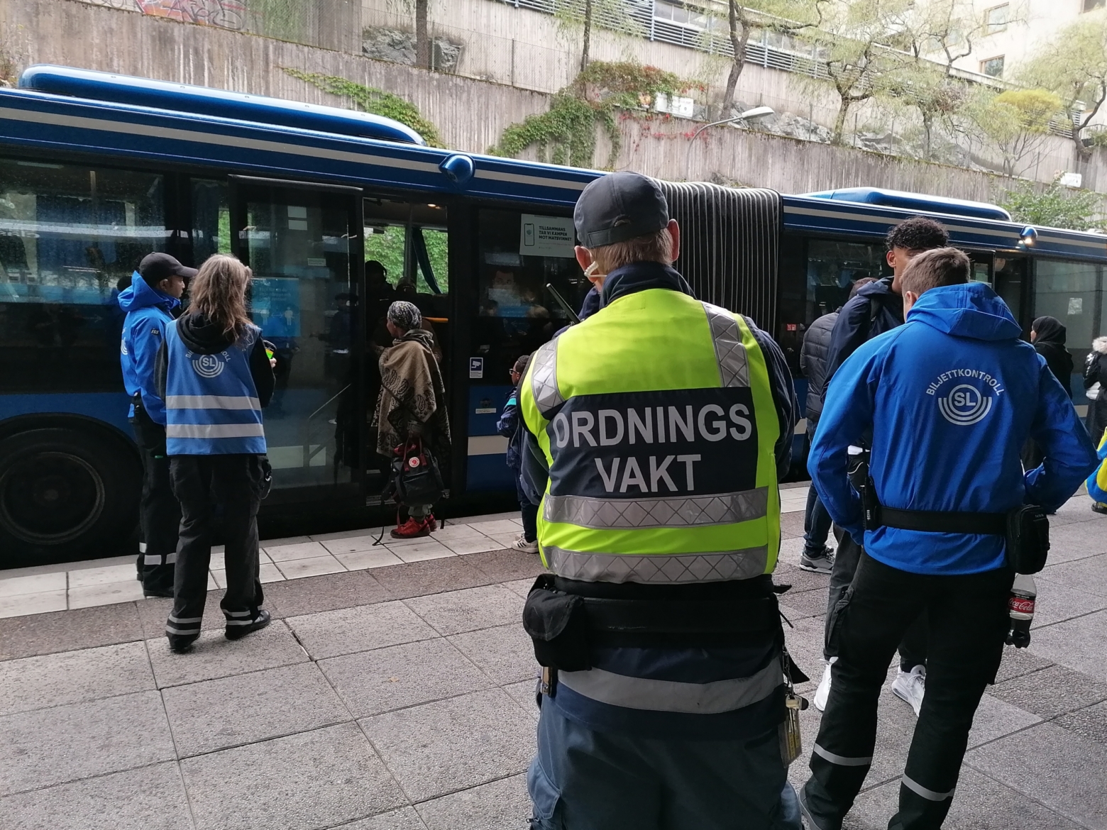 Biljettkontrollanter och ordningsvakter på busstorget i Kista